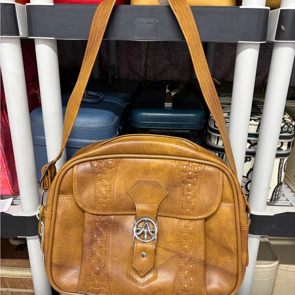 1970’s Hip Shoulder Tote
American Tourister Tan Messenger Bag